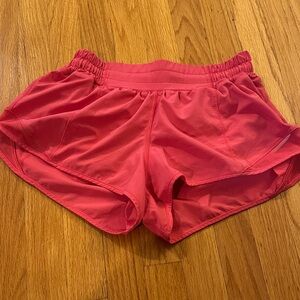 lululemon hotty hot low-rise lined short 2.5” lip gloss